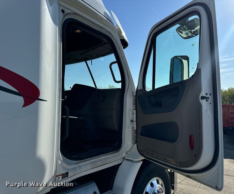 image for item DV1964 2016 Freightliner Cascadia semi truck