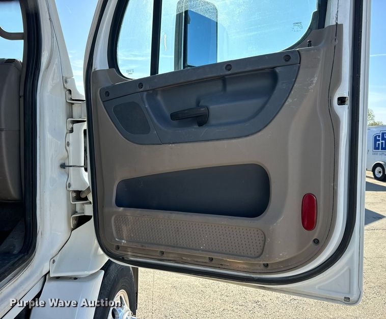 image for item DV1964 2016 Freightliner Cascadia semi truck