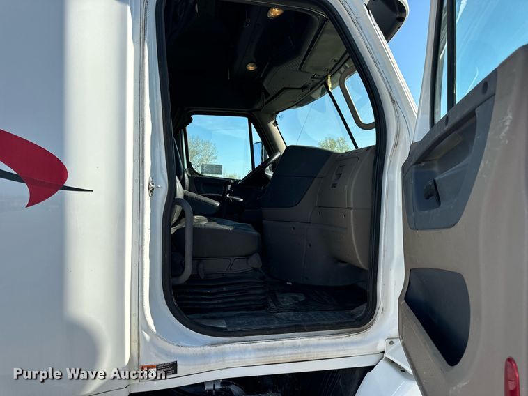 image for item DV1964 2016 Freightliner Cascadia semi truck