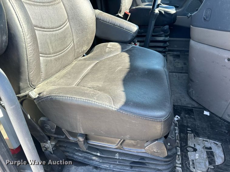 image for item DV1964 2016 Freightliner Cascadia semi truck