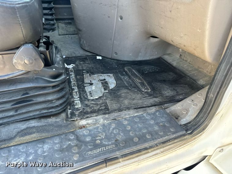 image for item DV1964 2016 Freightliner Cascadia semi truck