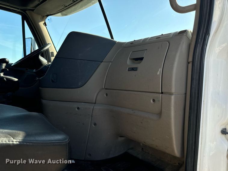 image for item DV1964 2016 Freightliner Cascadia semi truck