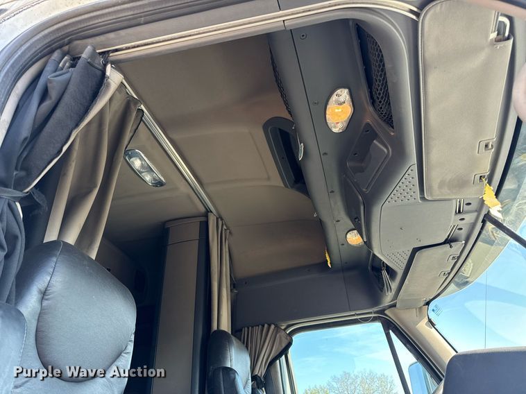 image for item DV1964 2016 Freightliner Cascadia semi truck