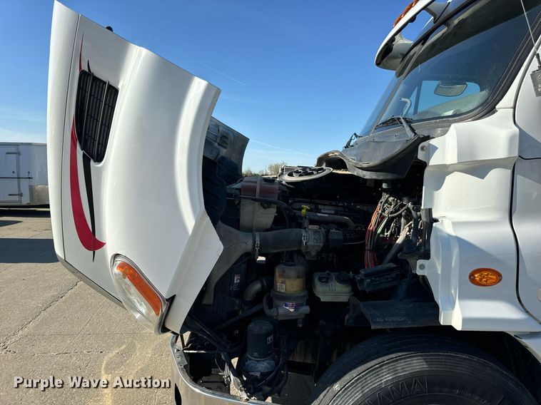 image for item DV1964 2016 Freightliner Cascadia semi truck