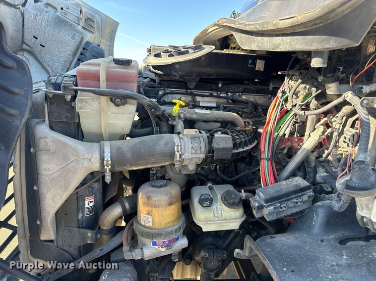 image for item DV1964 2016 Freightliner Cascadia semi truck