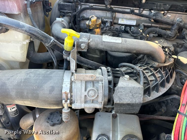 image for item DV1964 2016 Freightliner Cascadia semi truck