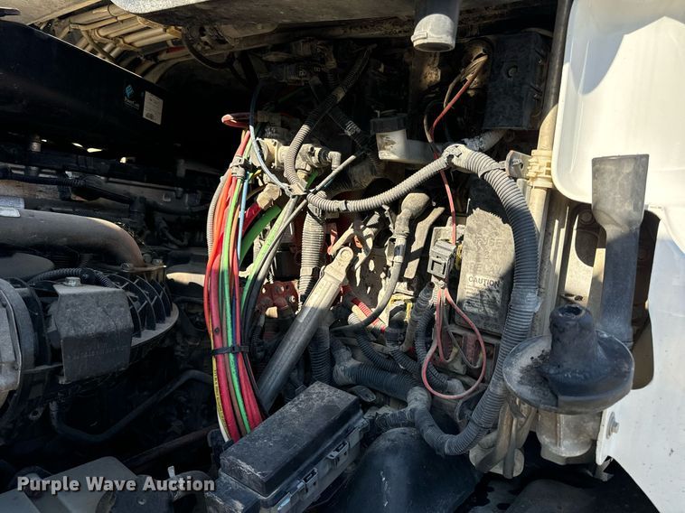 image for item DV1964 2016 Freightliner Cascadia semi truck