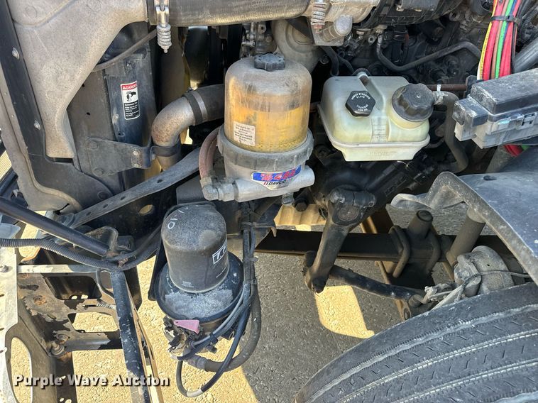 image for item DV1964 2016 Freightliner Cascadia semi truck