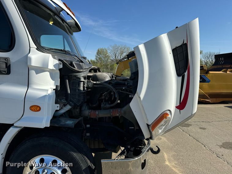 image for item DV1964 2016 Freightliner Cascadia semi truck