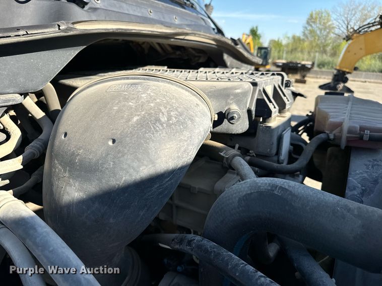 image for item DV1964 2016 Freightliner Cascadia semi truck