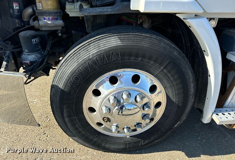 image for item DV1964 2016 Freightliner Cascadia semi truck