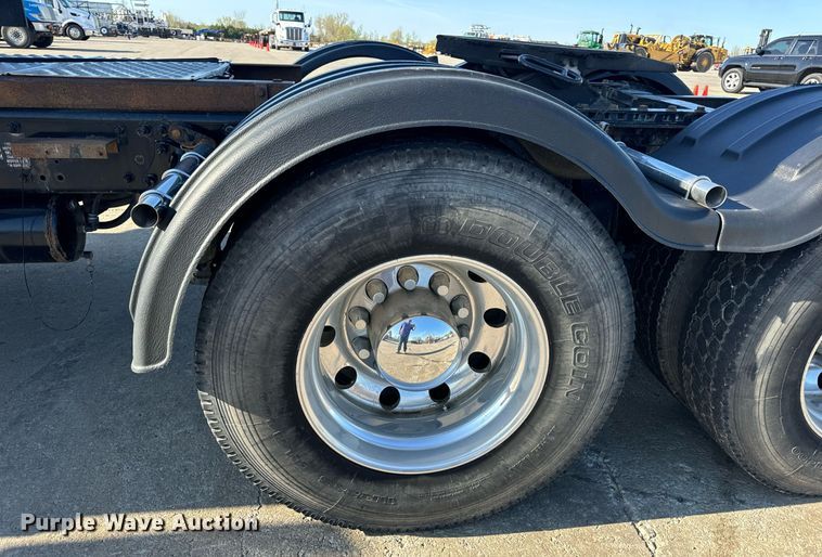 image for item DV1964 2016 Freightliner Cascadia semi truck