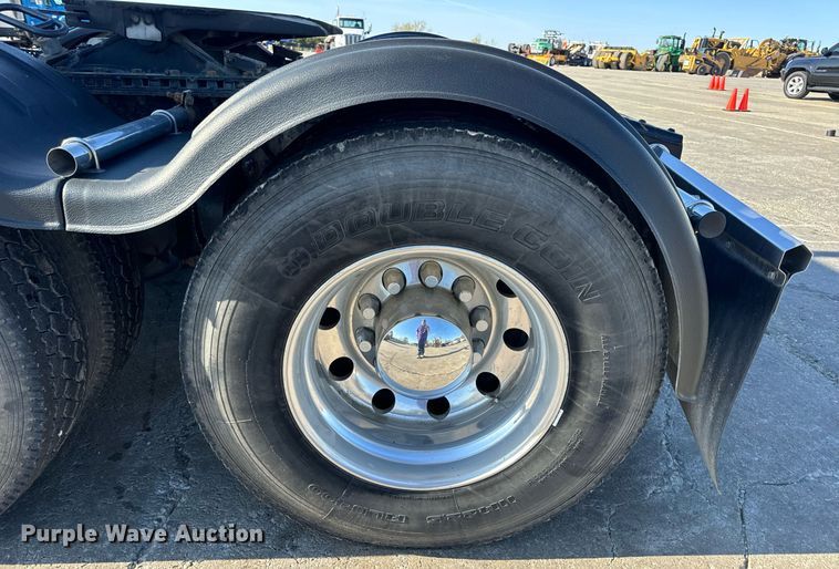 image for item DV1964 2016 Freightliner Cascadia semi truck