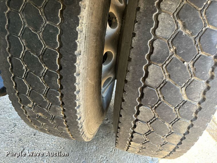 image for item DV1964 2016 Freightliner Cascadia semi truck