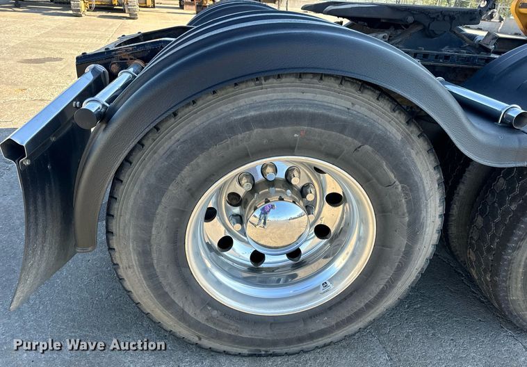 image for item DV1964 2016 Freightliner Cascadia semi truck