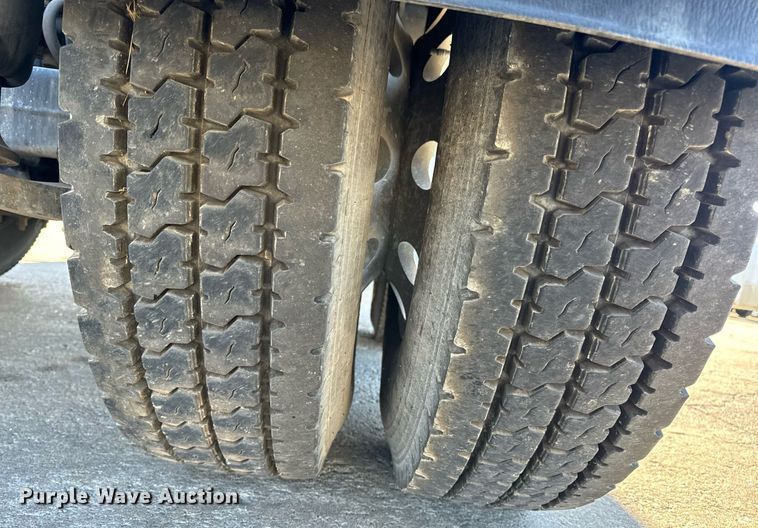 image for item DV1964 2016 Freightliner Cascadia semi truck