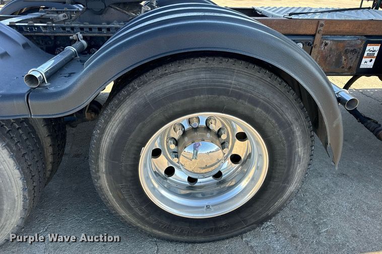 image for item DV1964 2016 Freightliner Cascadia semi truck