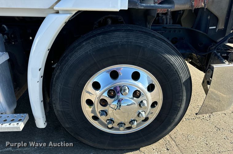 image for item DV1964 2016 Freightliner Cascadia semi truck