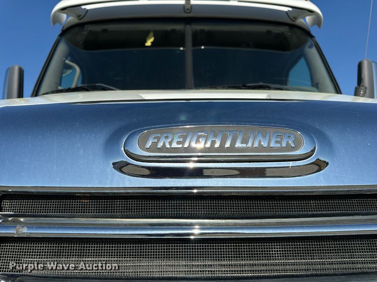 image for item DV1964 2016 Freightliner Cascadia semi truck
