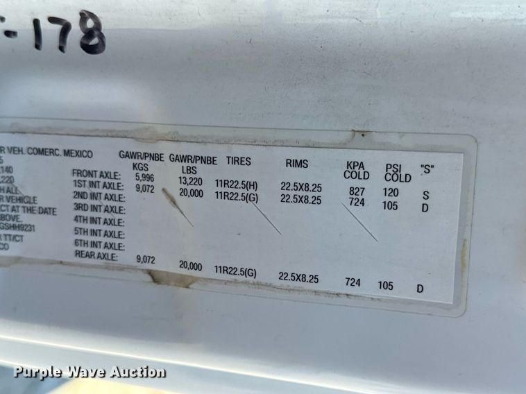 image for item DV1964 2016 Freightliner Cascadia semi truck