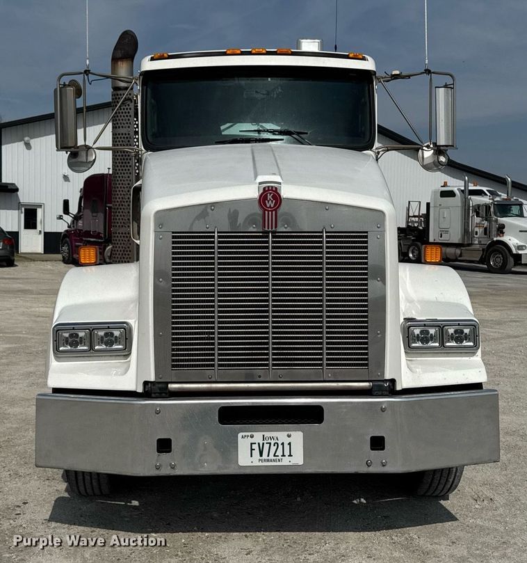 image for item DV2515 2009 Kenworth T800 semi truck