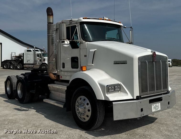 image for item DV2515 2009 Kenworth T800 semi truck