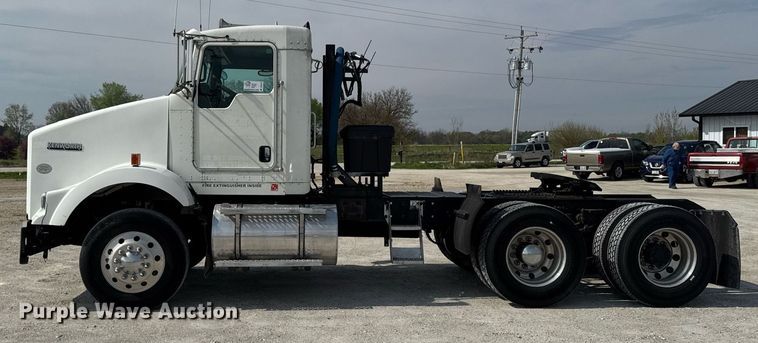 image for item DV2515 2009 Kenworth T800 semi truck