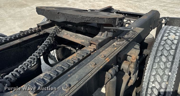 image for item DV2515 2009 Kenworth T800 semi truck