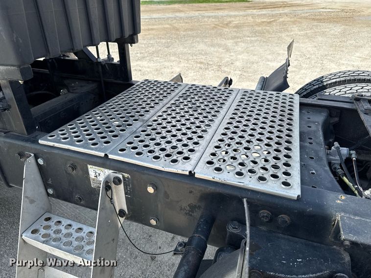 image for item DV2515 2009 Kenworth T800 semi truck