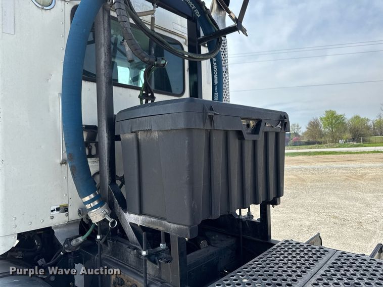 image for item DV2515 2009 Kenworth T800 semi truck