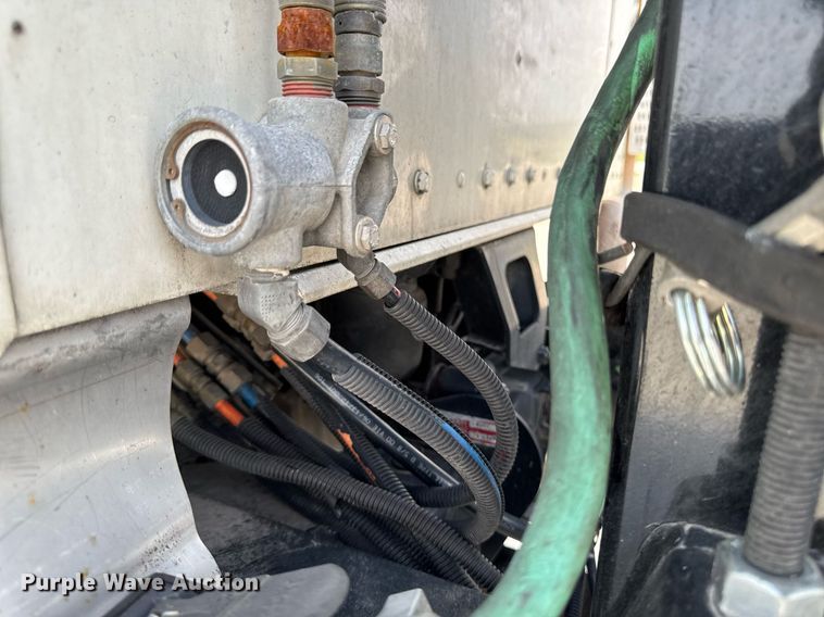 image for item DV2515 2009 Kenworth T800 semi truck