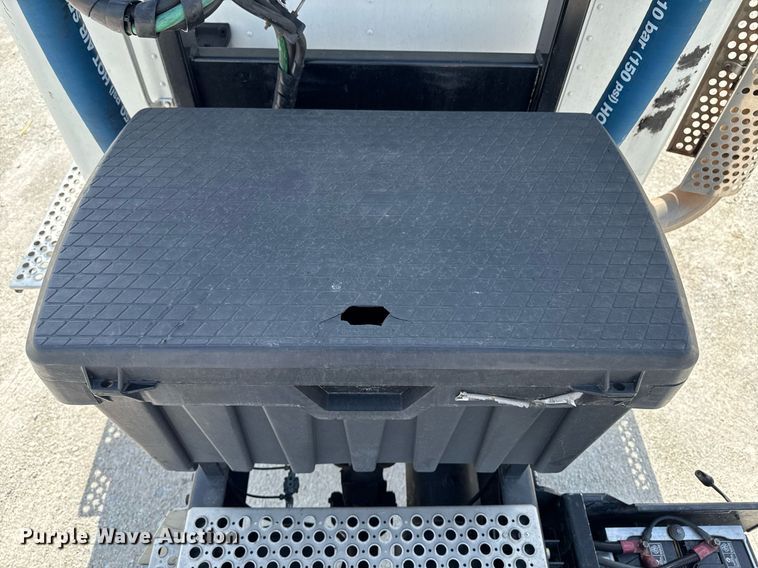 image for item DV2515 2009 Kenworth T800 semi truck