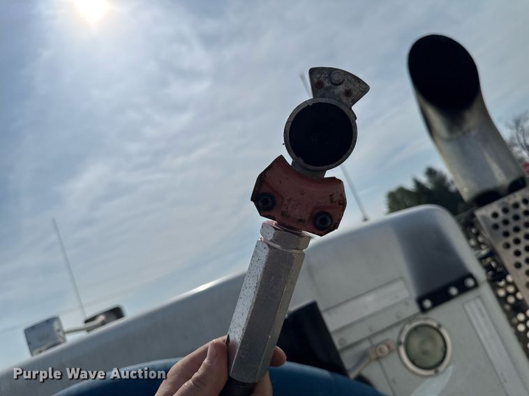 image for item DV2515 2009 Kenworth T800 semi truck