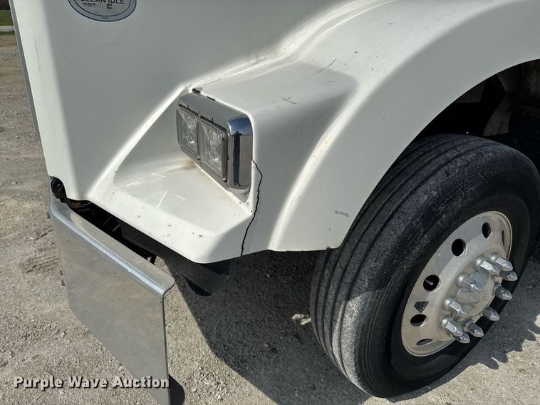 image for item DV2515 2009 Kenworth T800 semi truck