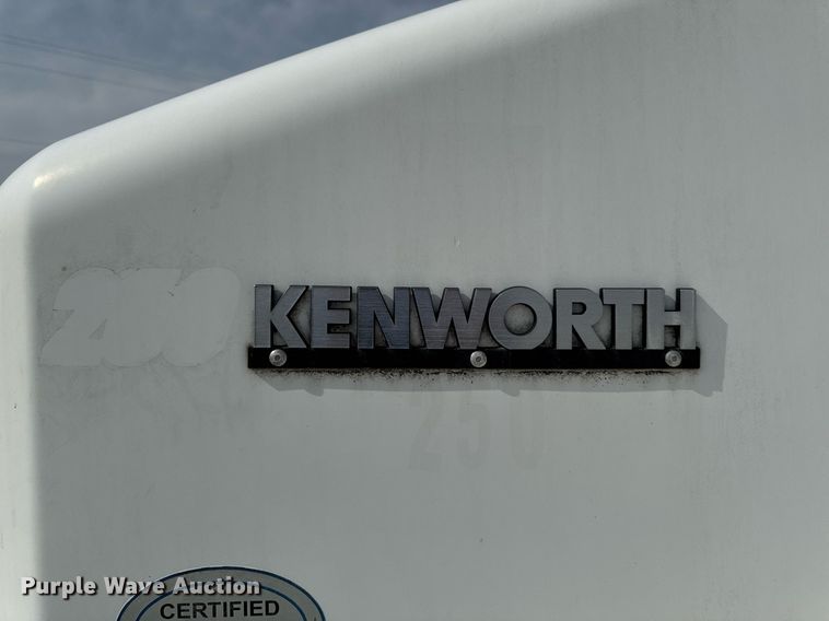 image for item DV2515 2009 Kenworth T800 semi truck
