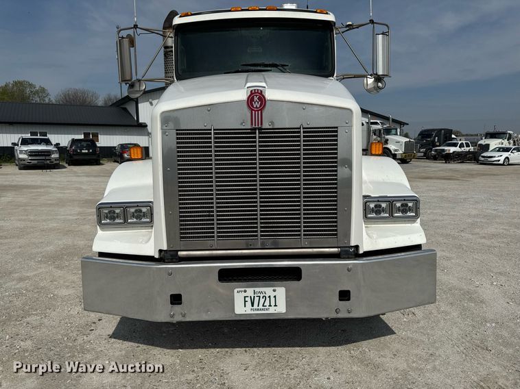 image for item DV2515 2009 Kenworth T800 semi truck