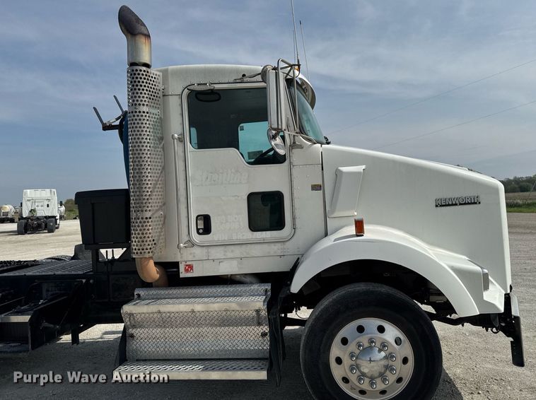 image for item DV2515 2009 Kenworth T800 semi truck