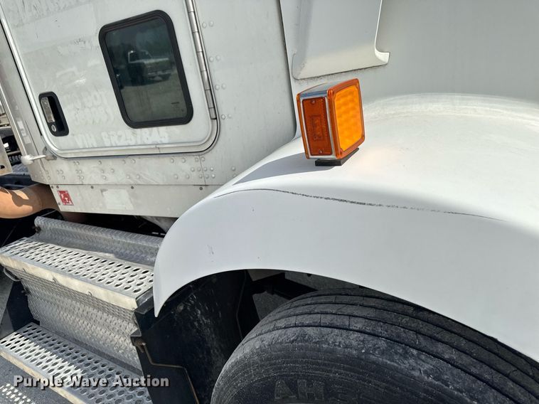 image for item DV2515 2009 Kenworth T800 semi truck