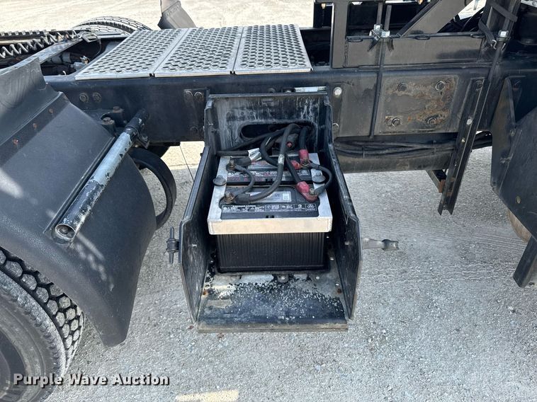 image for item DV2515 2009 Kenworth T800 semi truck