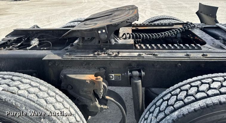 image for item DV2515 2009 Kenworth T800 semi truck