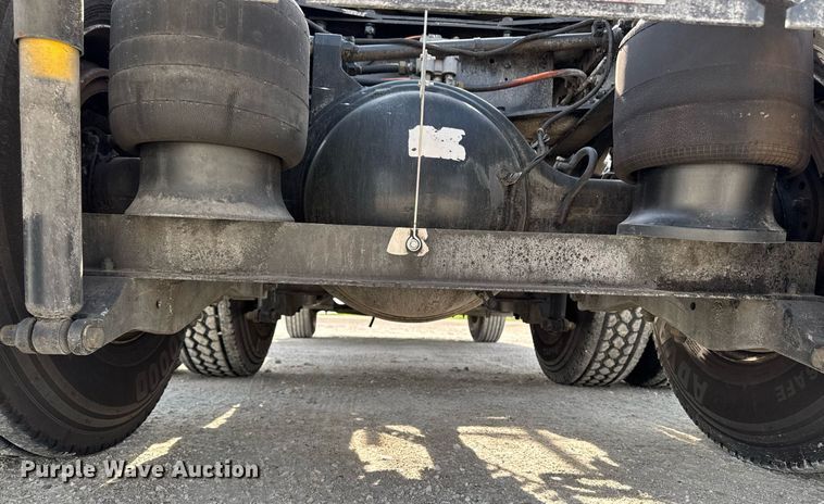 image for item DV2515 2009 Kenworth T800 semi truck