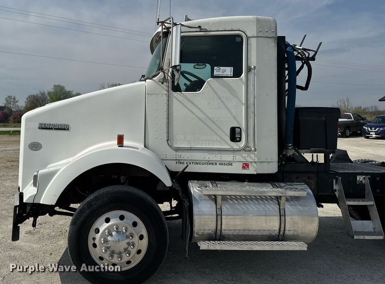 image for item DV2515 2009 Kenworth T800 semi truck