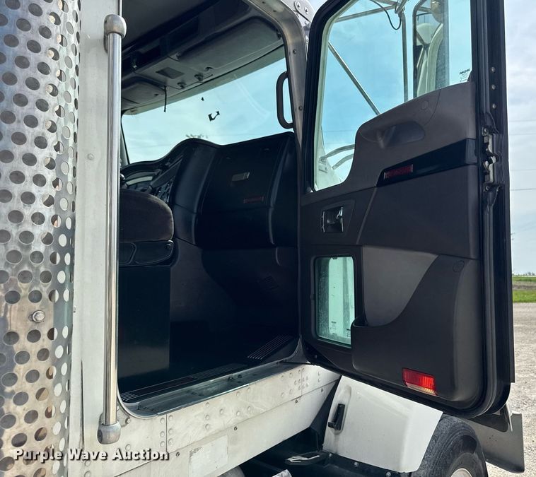 image for item DV2515 2009 Kenworth T800 semi truck