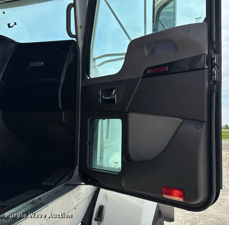 image for item DV2515 2009 Kenworth T800 semi truck