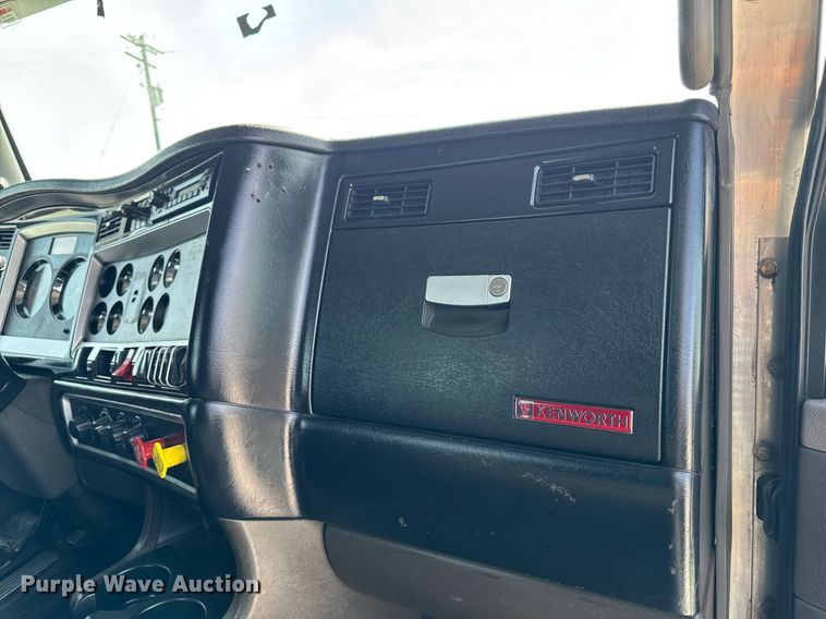 image for item DV2515 2009 Kenworth T800 semi truck