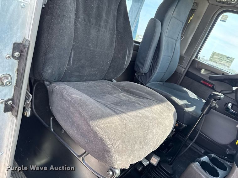 image for item DV2515 2009 Kenworth T800 semi truck