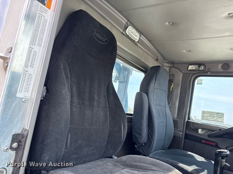 image for item DV2515 2009 Kenworth T800 semi truck