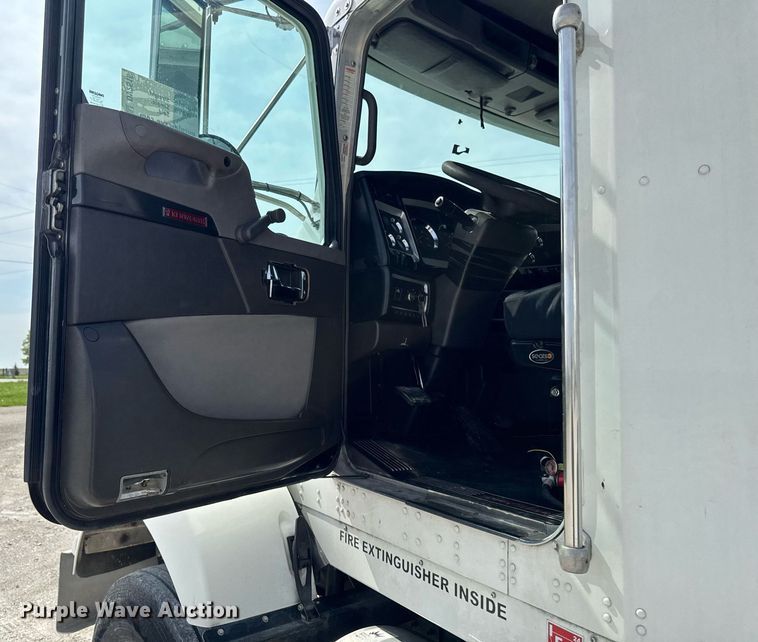 image for item DV2515 2009 Kenworth T800 semi truck