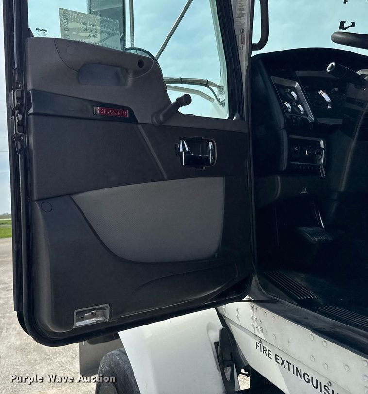 image for item DV2515 2009 Kenworth T800 semi truck