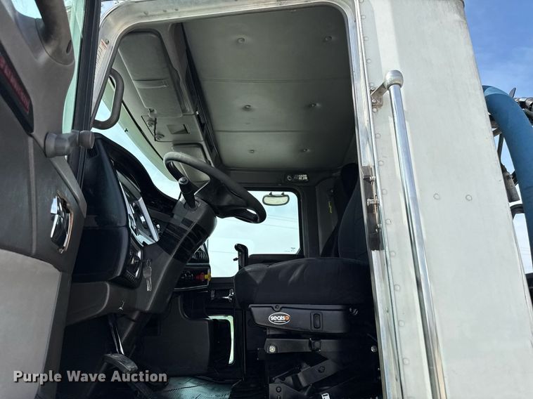 image for item DV2515 2009 Kenworth T800 semi truck